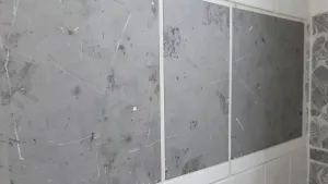 czy na panele ścienne można położyć tapetę