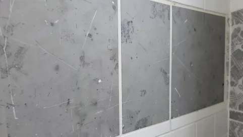 czy na panele ścienne można położyć tapetę