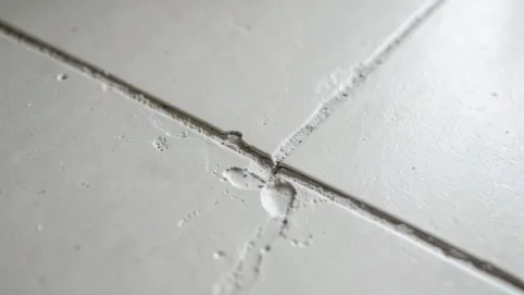 Czym wyrównać fugi pod panele winylowe samoprzylepne