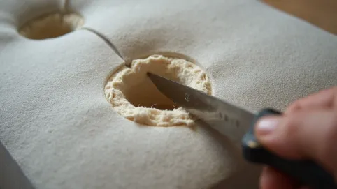 jak wyciąć otwór w panelu tapicerowanym