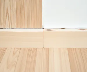 Jaka przerwa między panelami a ścianą