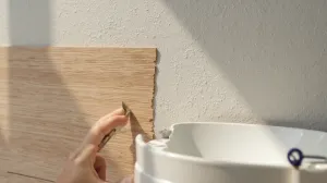 Klejenie paneli winylowych na ścianie