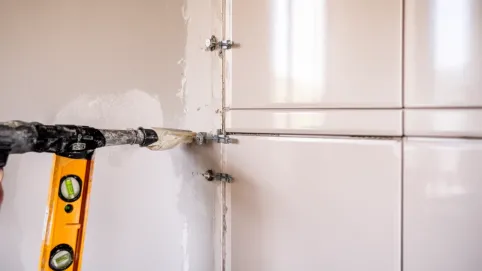 montaż paneli ściennych sanniki