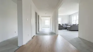 w jakim kierunku układać panele podłogowe