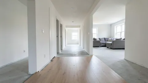 w jakim kierunku układać panele podłogowe