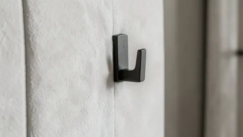 wieszak na panelu tapicerowanym